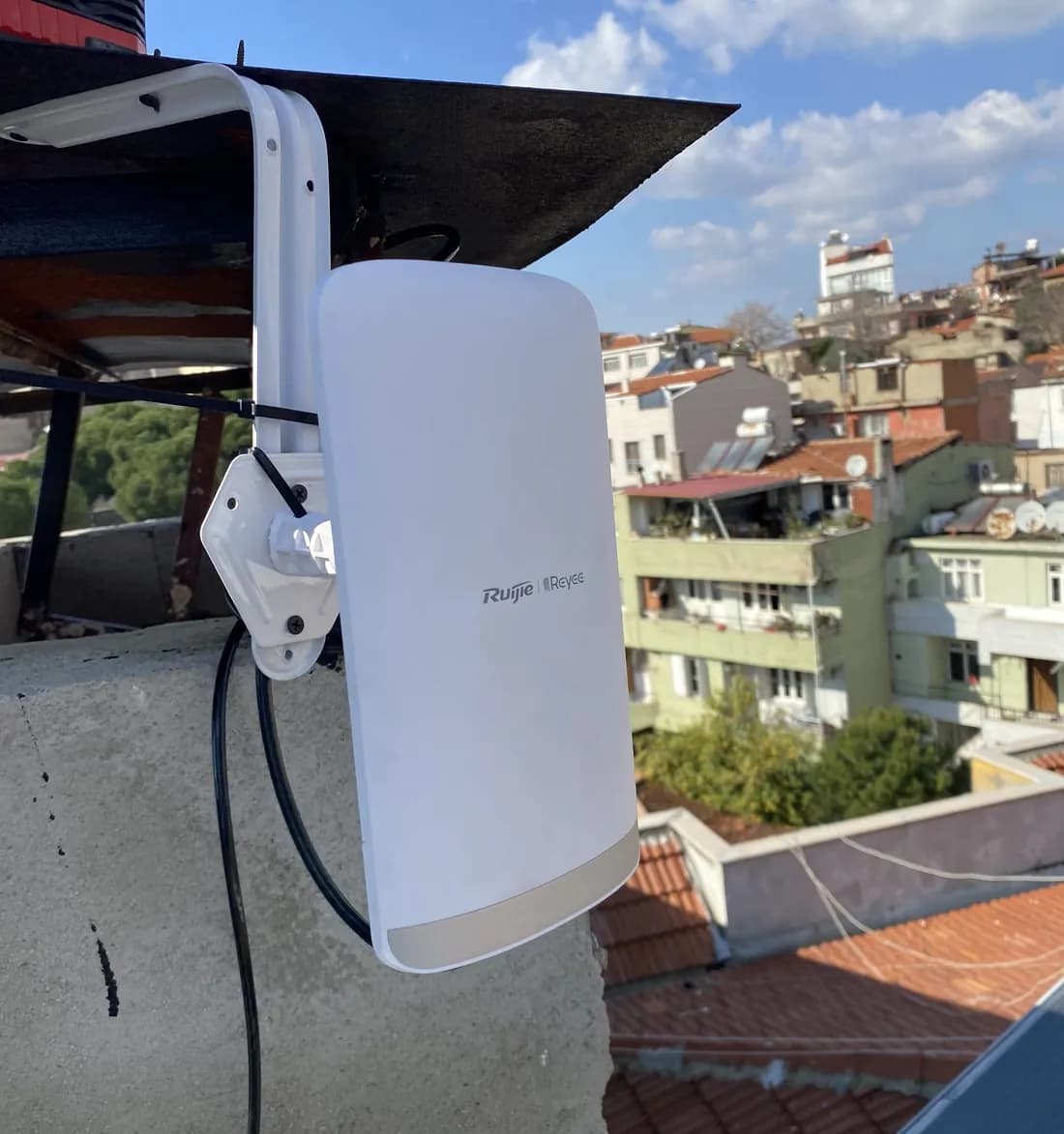 Çatıda kablosuz köprü anteni